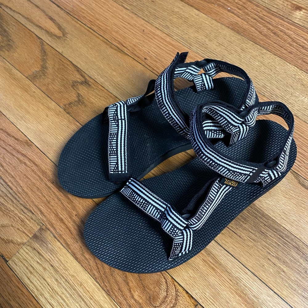 TEVA sandals size 6 10/10